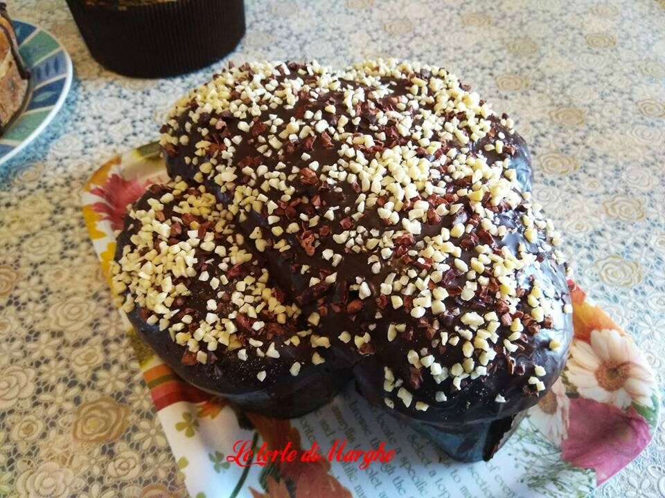 Colomba pasquale al cioccolato e fave di cacao