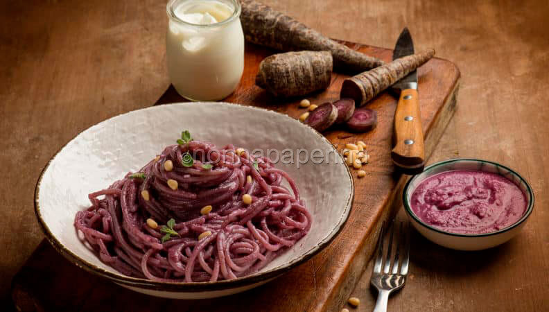 Colore e sapori: spaghetti con pesto di carote viola e pinoli
