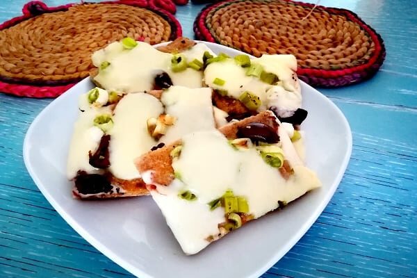 Come condire la pizza, idee: con cipollina, olive e formaggio