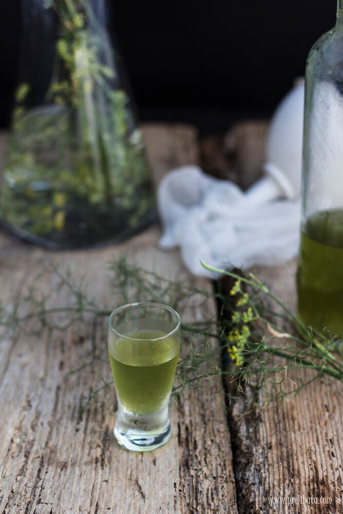 Come fare il liquore di finocchietto in casa, ottimo e naturale digestivo.