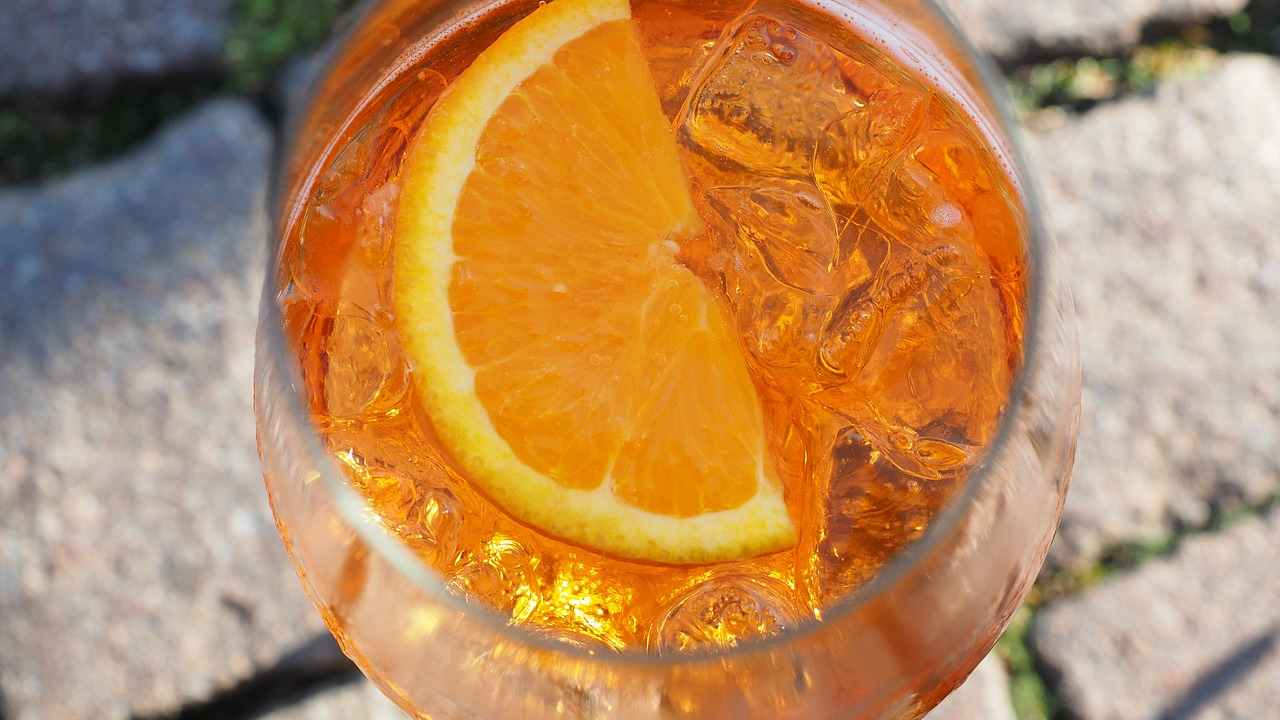 Come fare lo spritz perfetto: ingredienti, dosi, ricetta e varianti