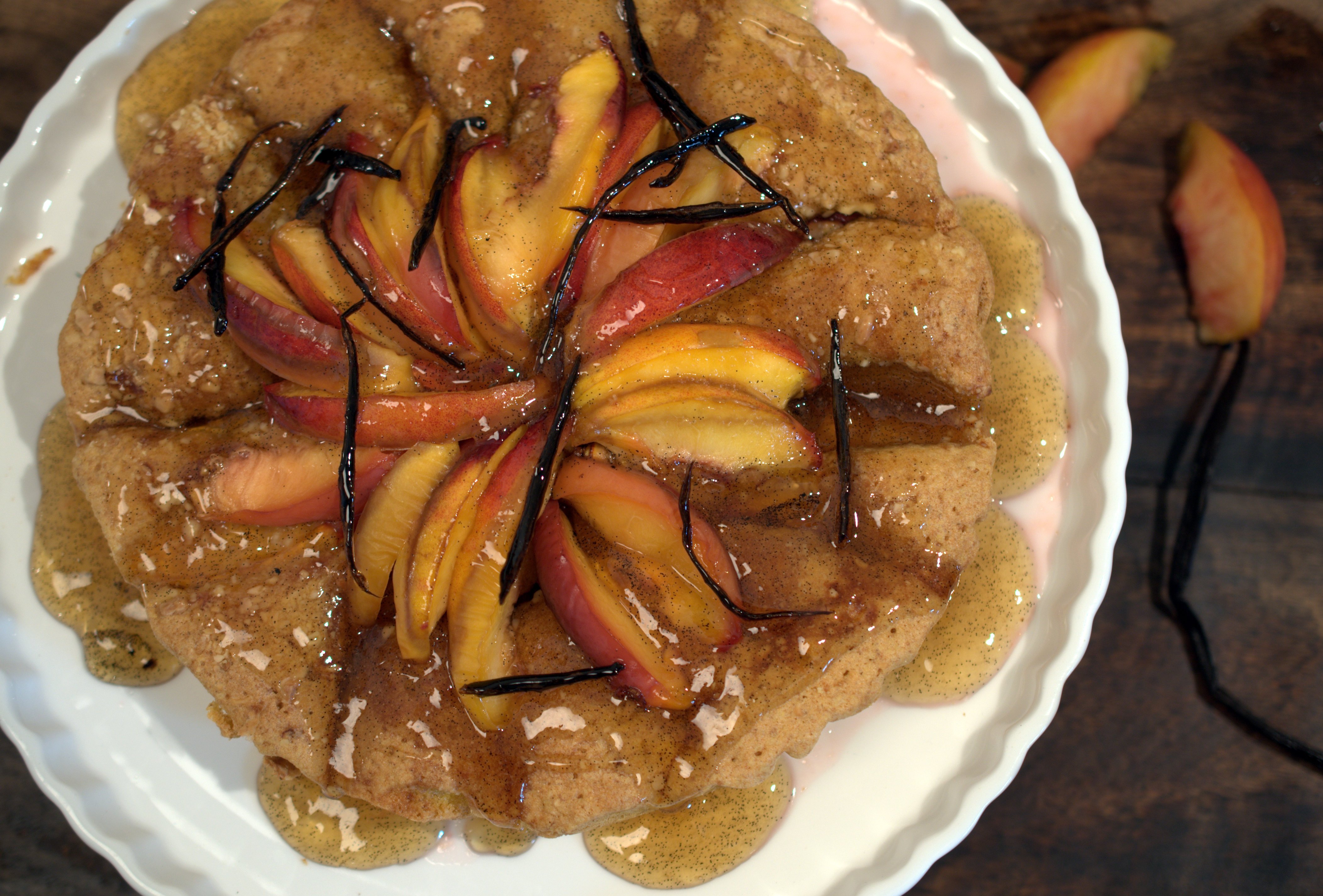 Come fare una torta di pesche noci, semplice e profumata alla vaniglia