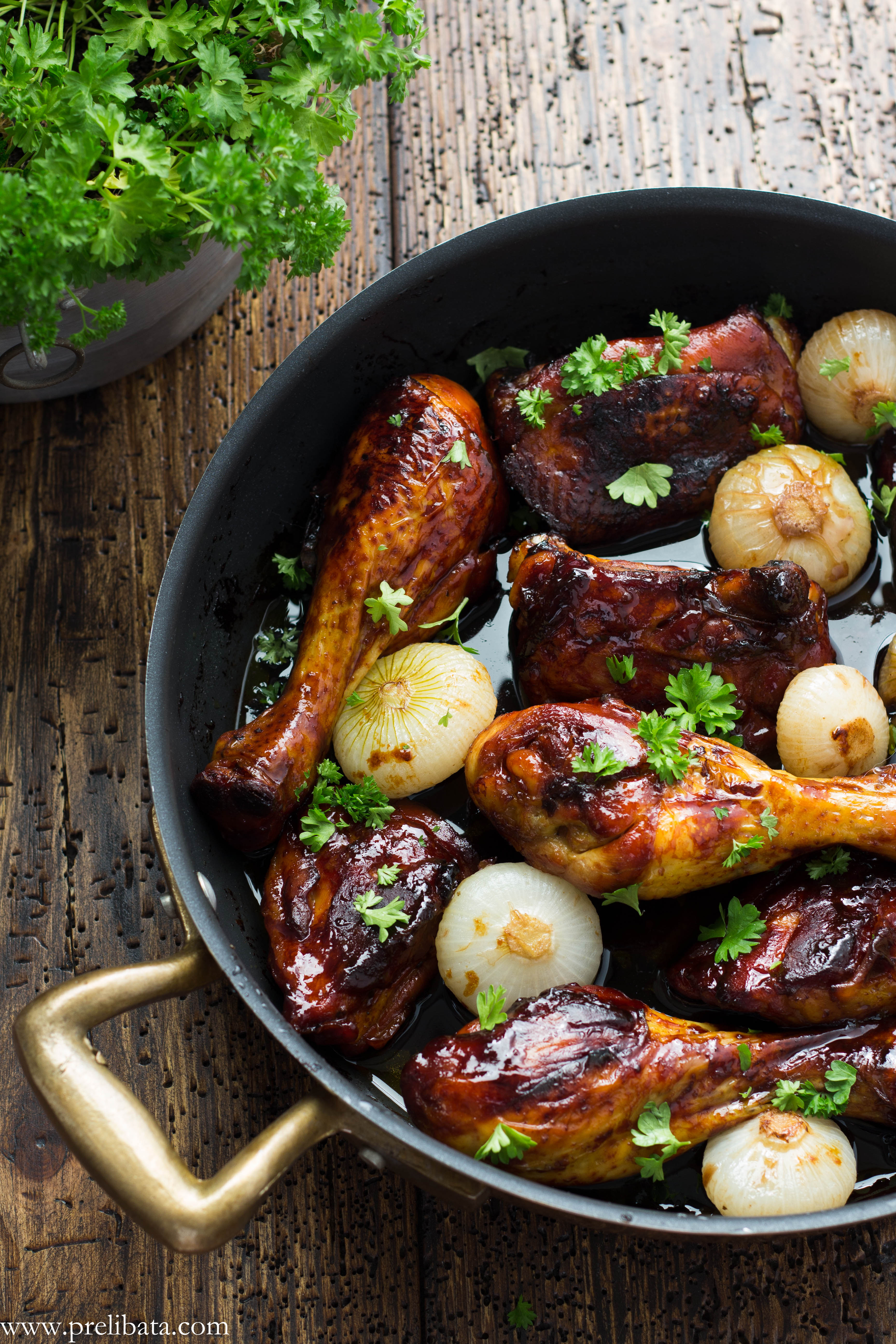 Come scegliere e cucinare il pollo: ricetta del pollo glassato con cipolline