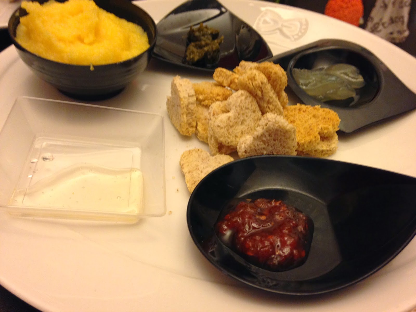 Con e senza bimby, antipasti di formaggi misti, polenta e salsine varie per una cena tra amici