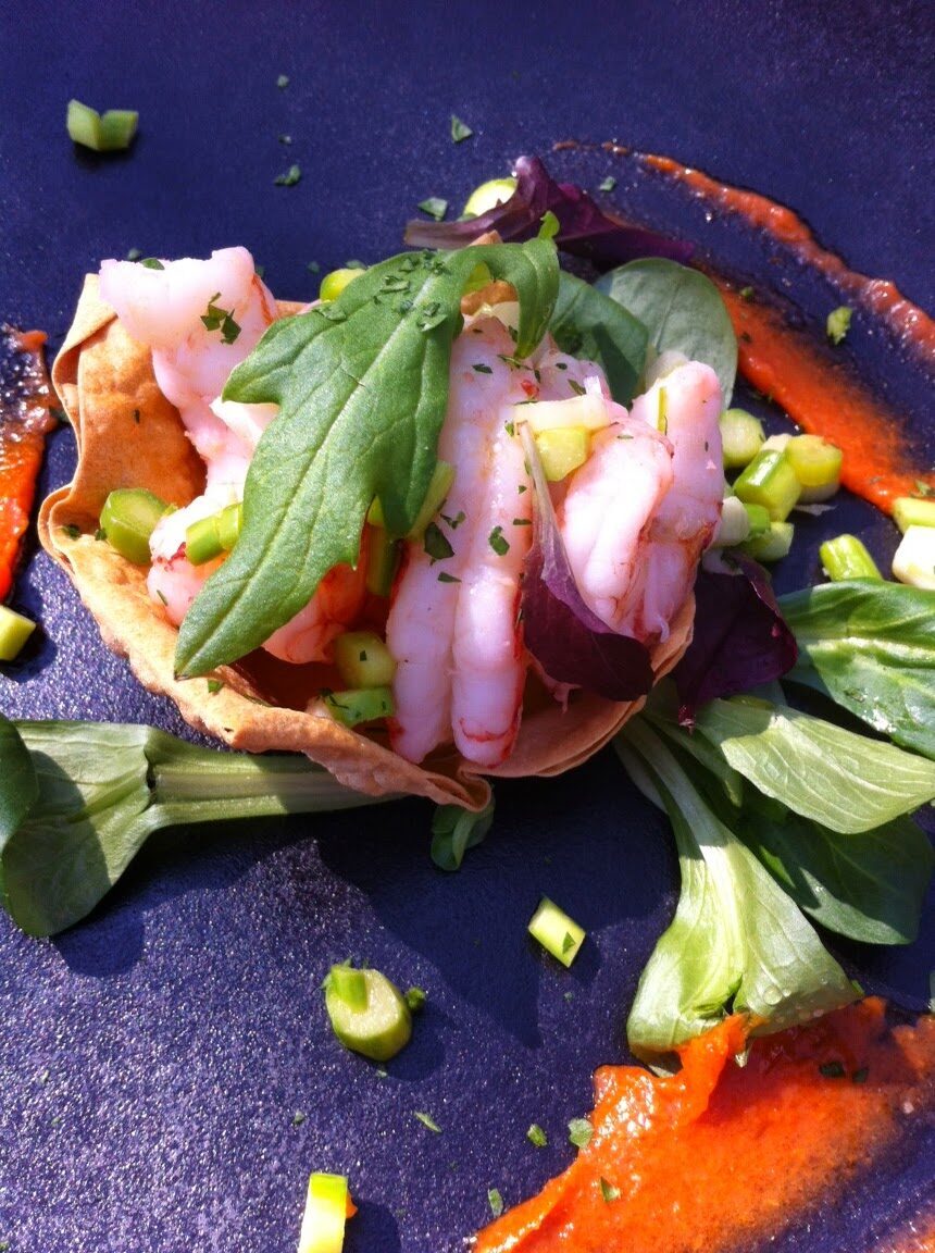Con e senza bimby, cestino di pasta fillo con gamberi al vapore, asparagi crudi e insalata