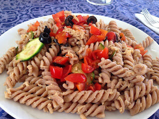 Con e senza bimby, fusilli al farro con zucchine , tonno, pomodorini e olive