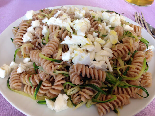 Con e senza bimby, fusilli semiintegrali al farro con zucchine julienne e mozzarella