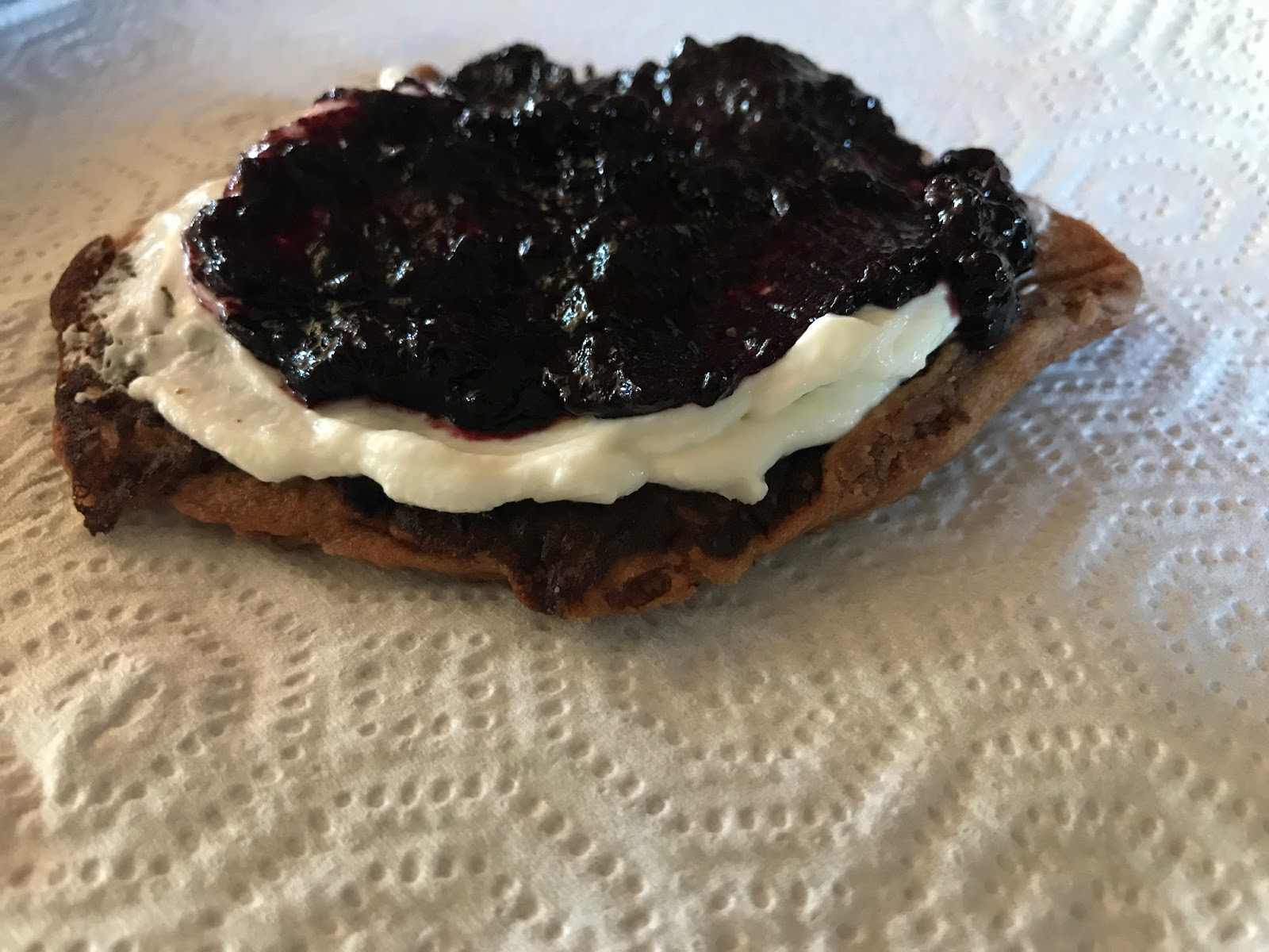 Con e senza bimby, pancakes con skyr bianco e composta di mirtilli neri