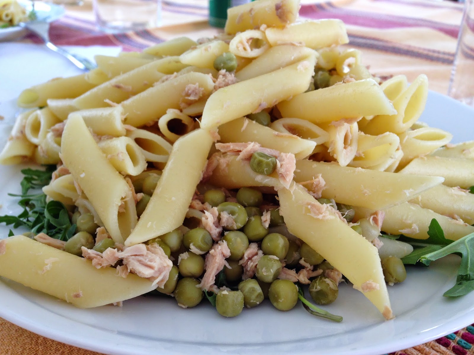 Con e senza bimby, penne lisce con piselli e tonno su letto di rucola