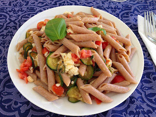 Con e senza bimby, penne rigate con zucchine, mozzarella, pomodorini e basilico