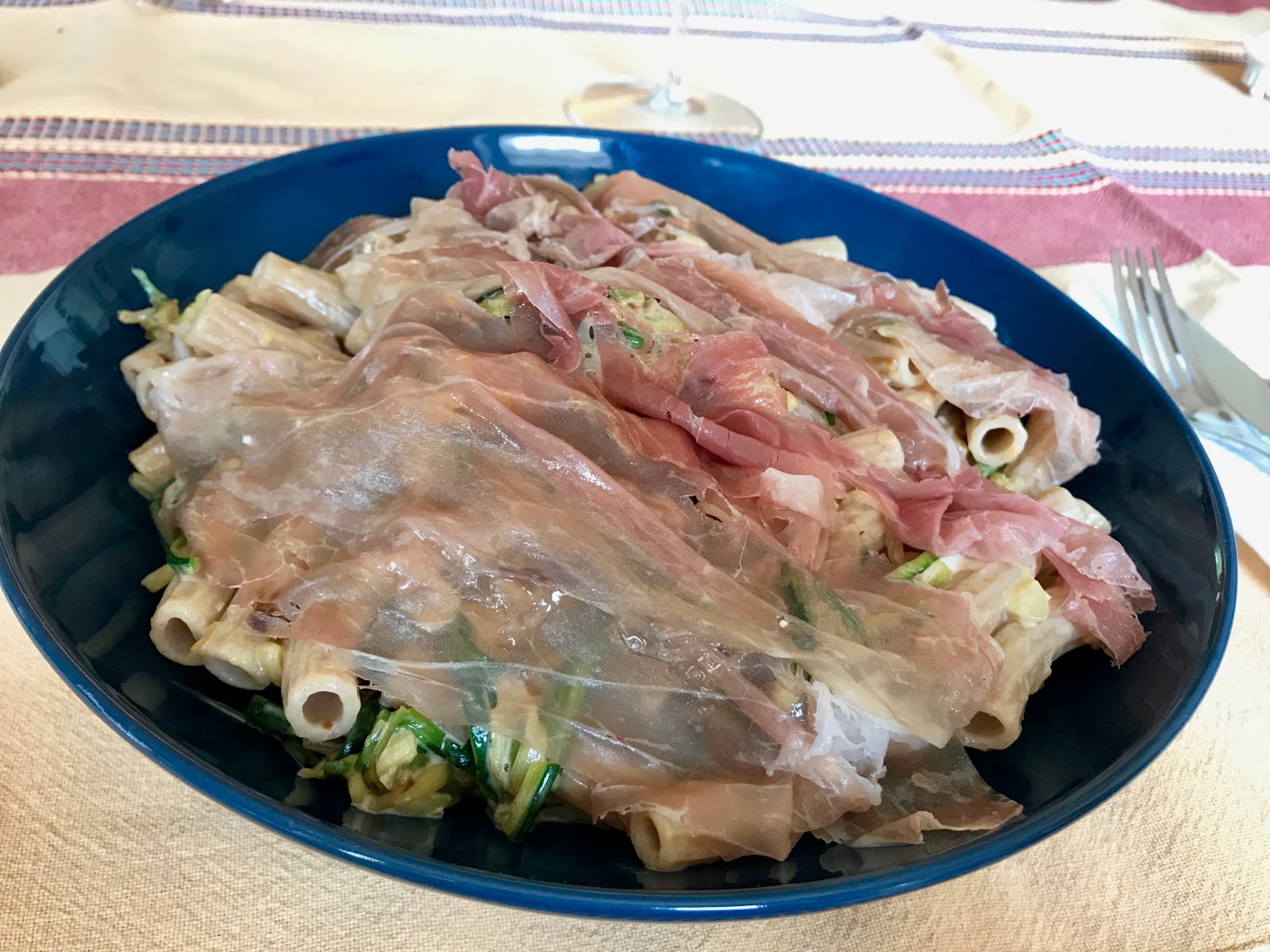 Con e senza bimby, sedanini semintegrali al farro con zucchine julienne, stracchino e prosciutto crudo