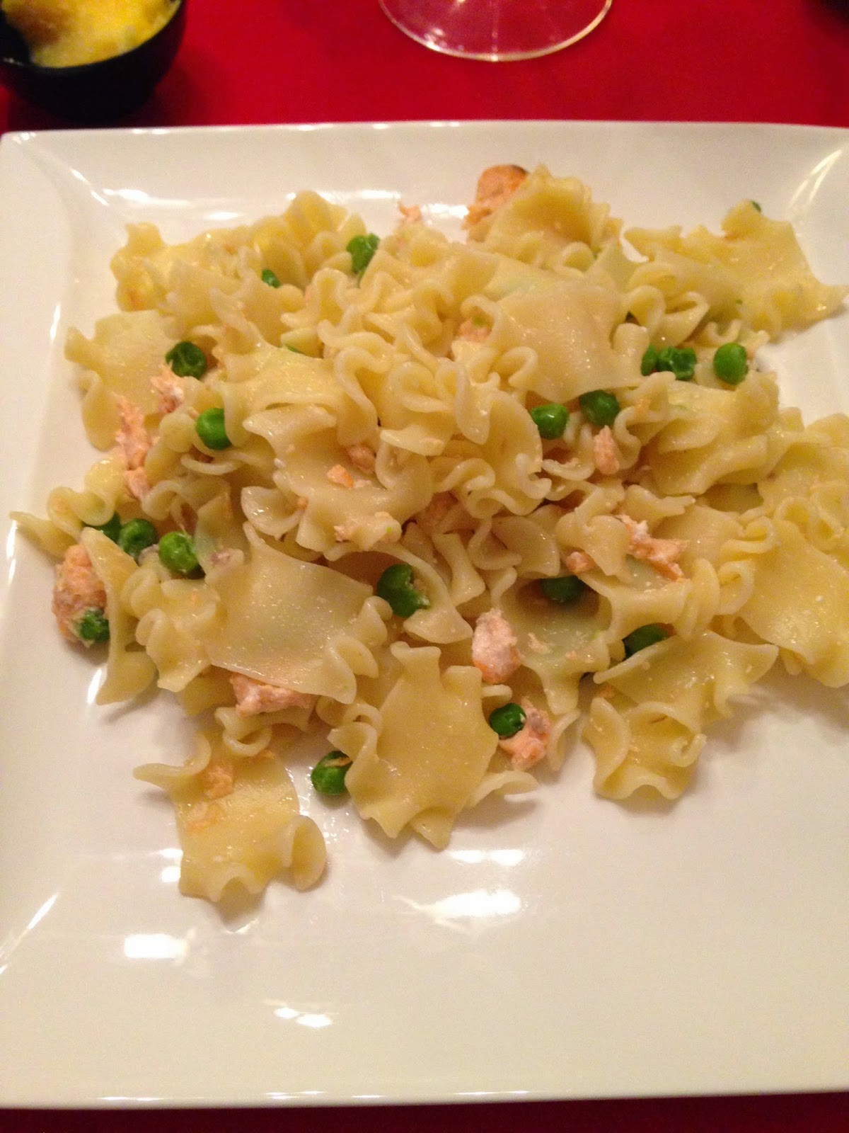 Con e senza bimby, straccetti con salmone e piselli per una cena tra amici