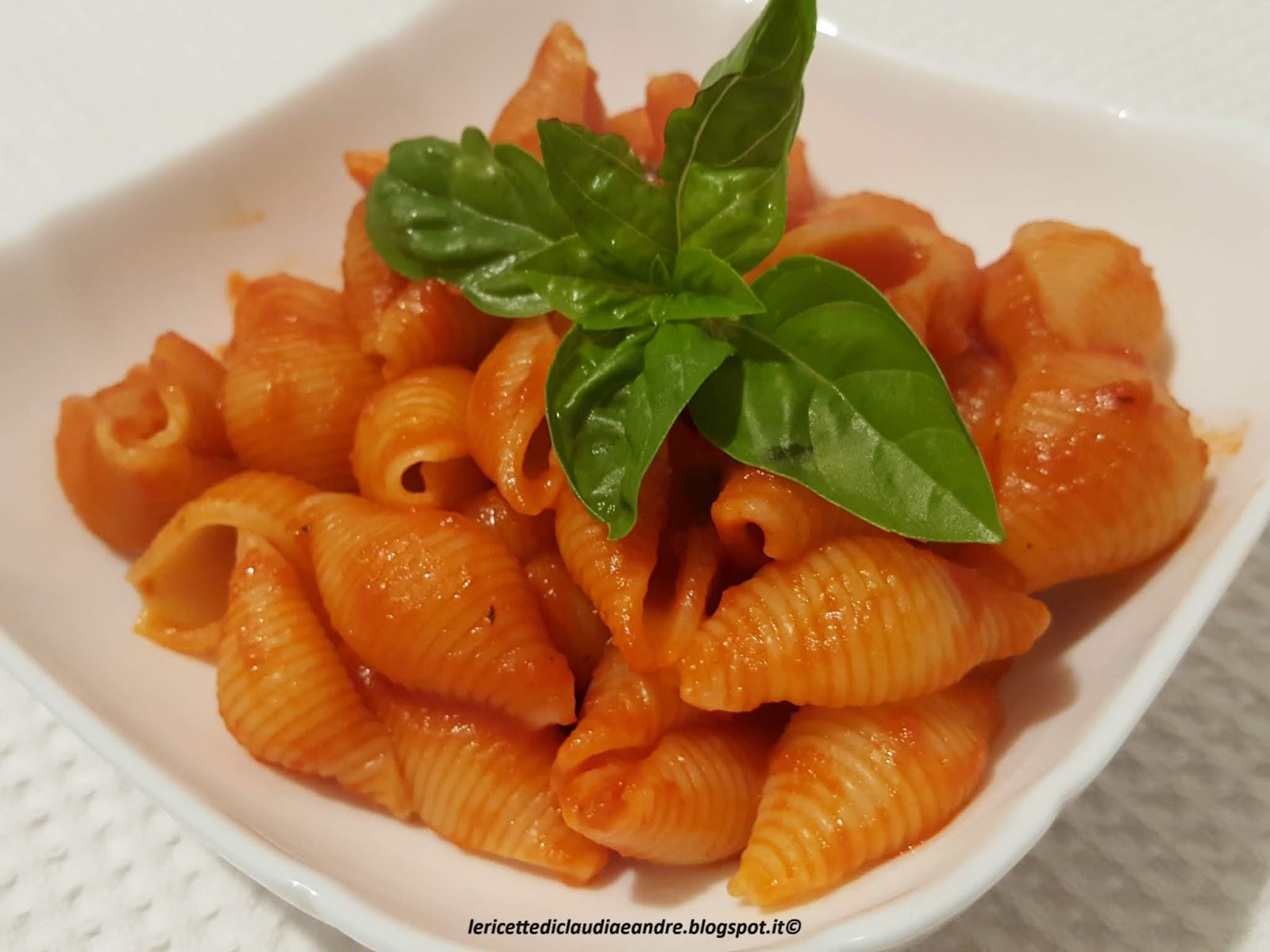 Conchiglie al sugo rosso – pasta veloce
