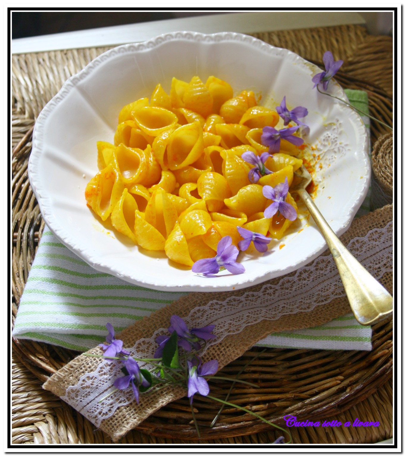 Conchiglie allo zafferano e viola del pensiero