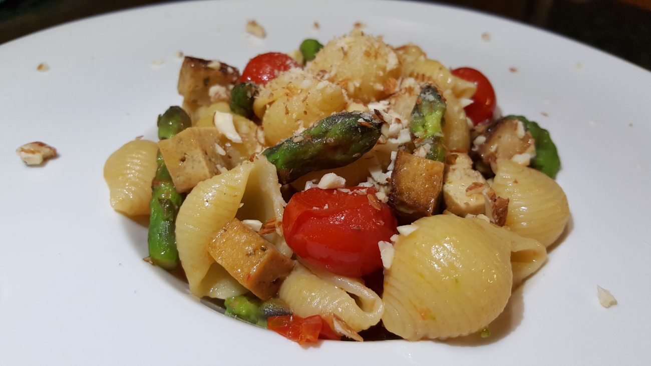 Conchiglie con asparagi alle 2 consistenze, pomodorini e tofu