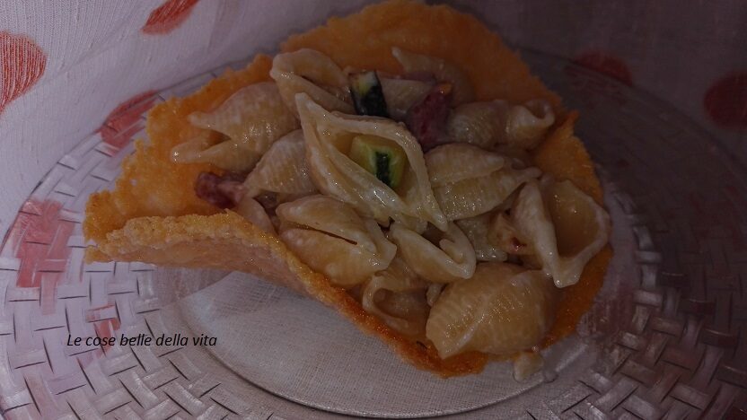 Conchiglie con zucchina e pancetta in crosta di grana