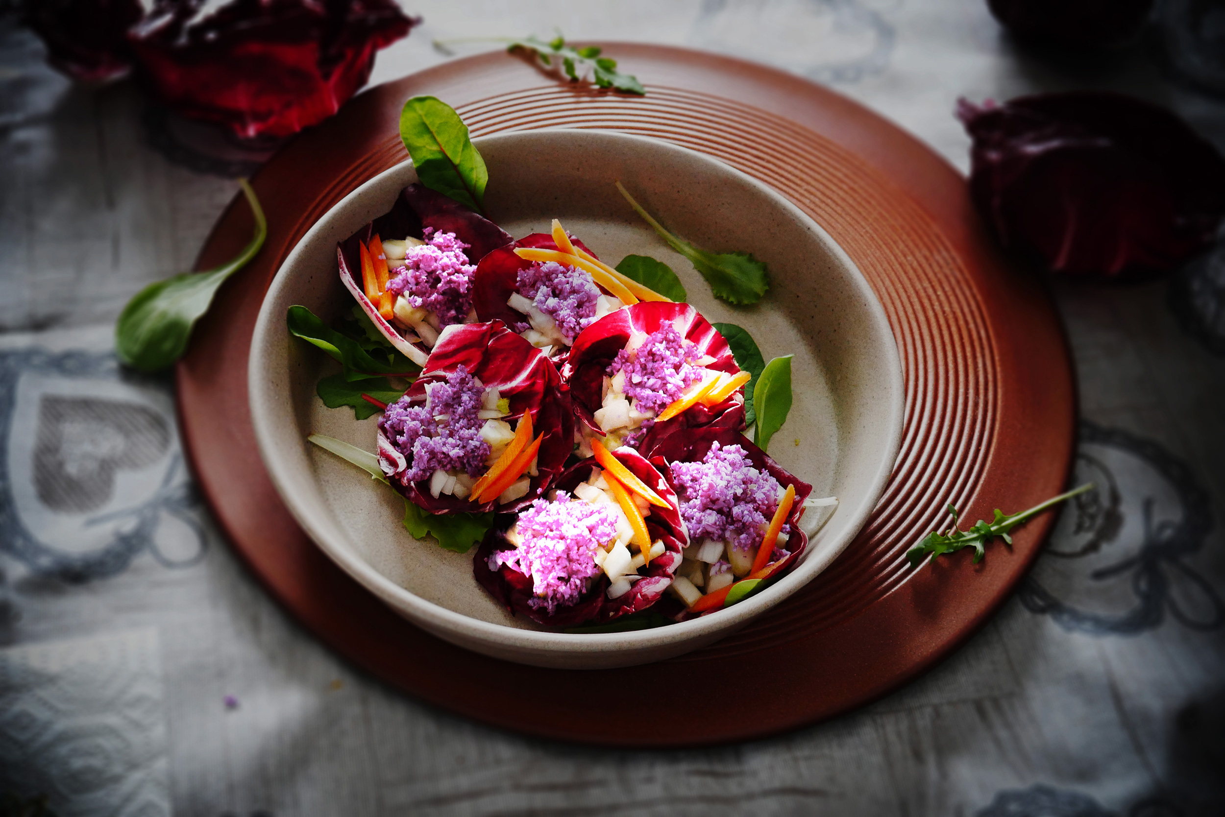 Conchiglie di foglie di radicchio rosso farcite con verdure colorate