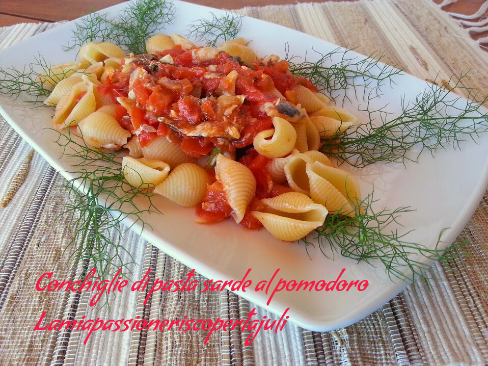 Conchiglie di pasta sarde al pomodoro, finocchietto selvatico