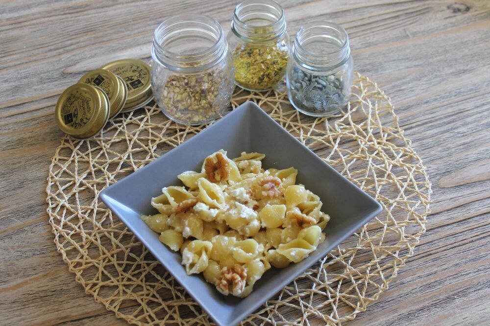 Conchiglie feta e noci. Un primo rapido e saporito!