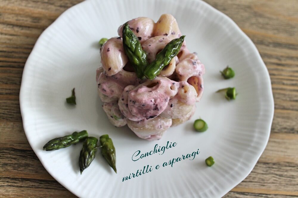 Conchiglie mirtilli e asparagi