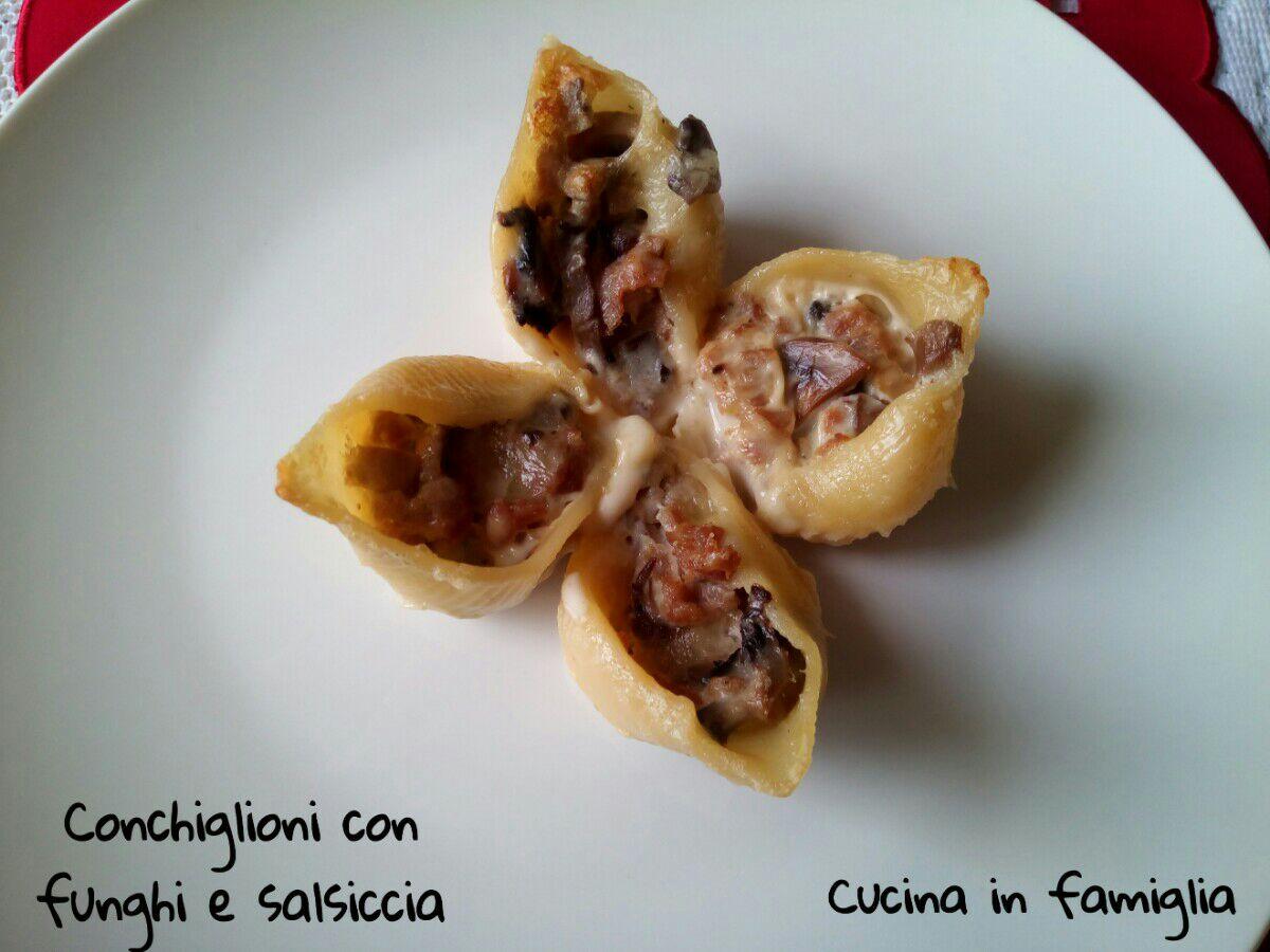 Conchiglioni con funghi e salsiccia