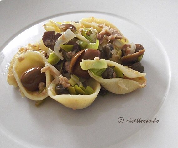 Conchiglioni con tonno capperi e olive