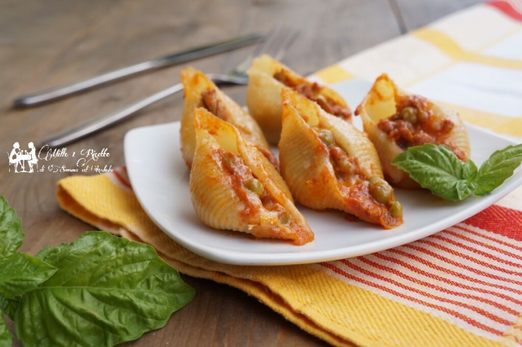 Conchiglioni ripieni di carne trita piselli e funghi