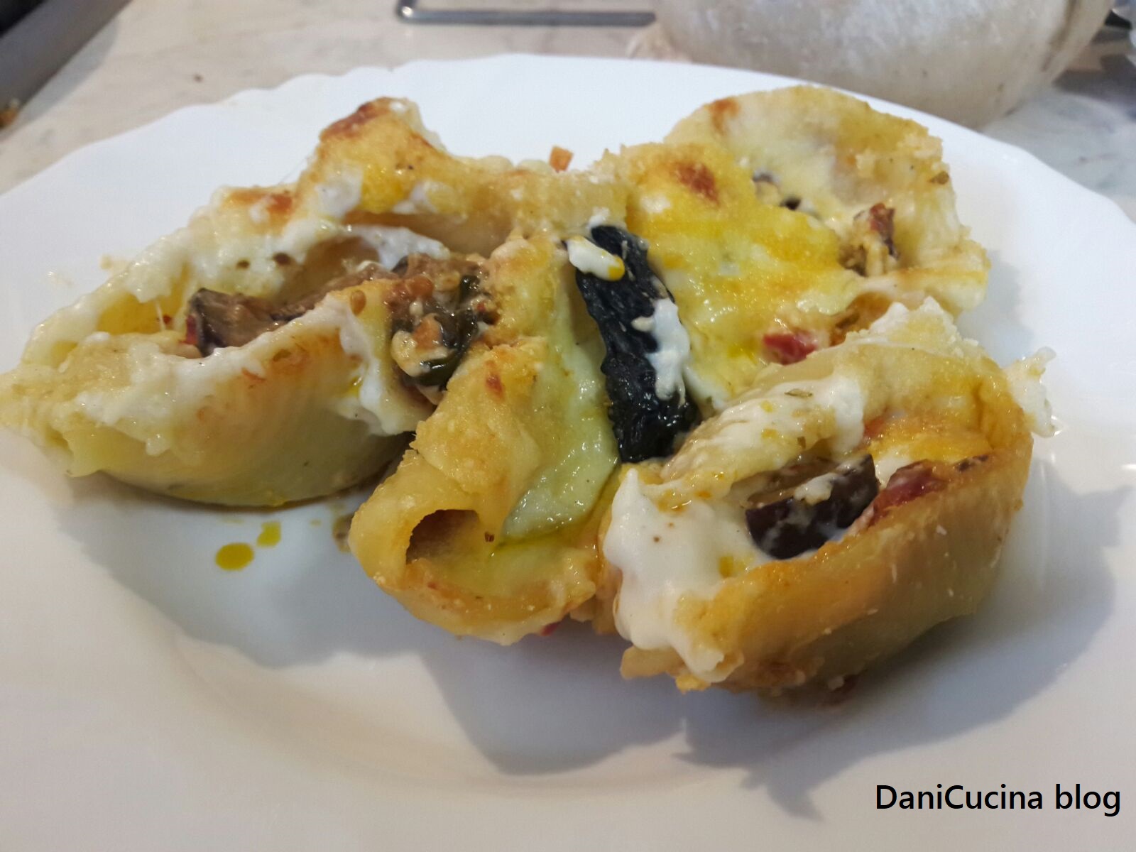 Conchiglioni ripieni di melanzane e besciamella al forno