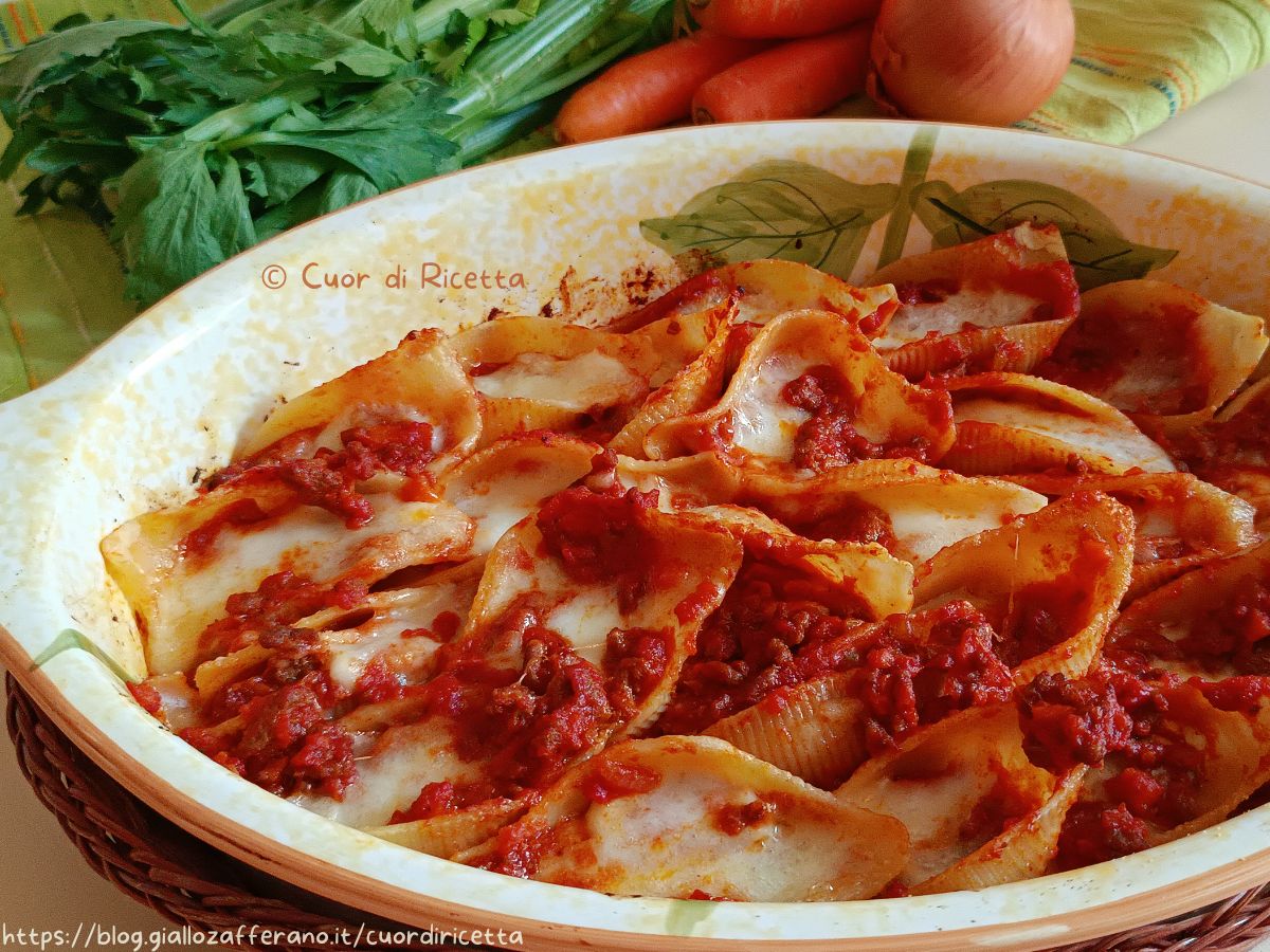 Conchiglioni ripieni sfiziosi con carne e mozzarella