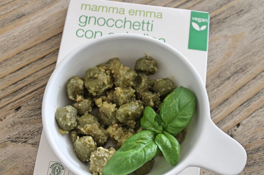 Condimento alle noci e …gli gnocchetti con spirulina sono serviti!