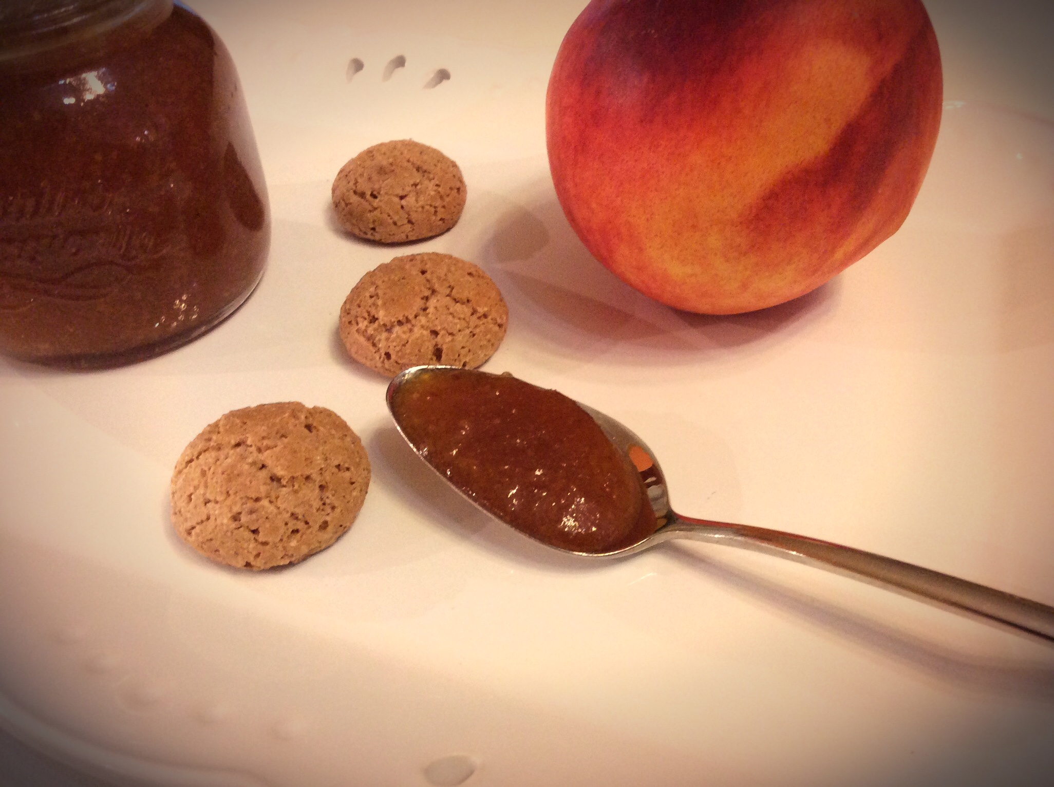 Confettura di pesche bianche e amaretti