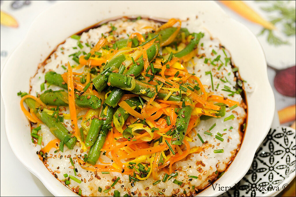 Congee con fagiolini, carote e zucchine