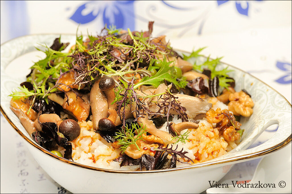 Congee con funghi, noci e mizuna senza glutine