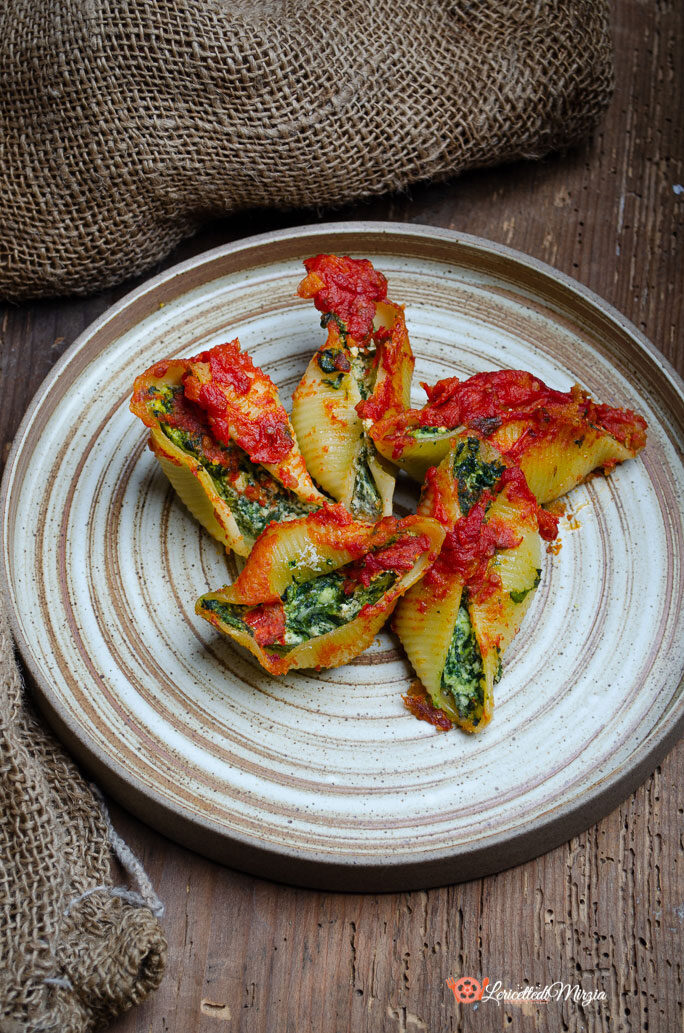 Conghiglioni ripieni di ricotta e borragine