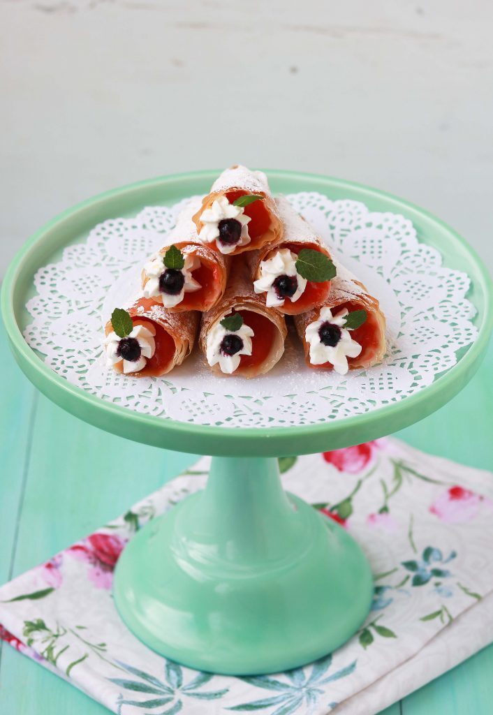 Coni croccanti di pasta fillo ripieni di crema di fragole e panna