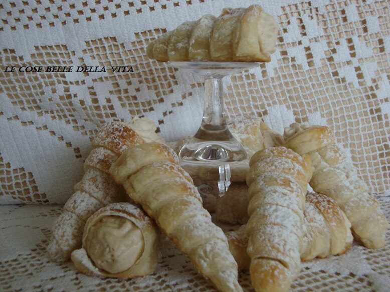 Coni di sfoglia con crema al caffè