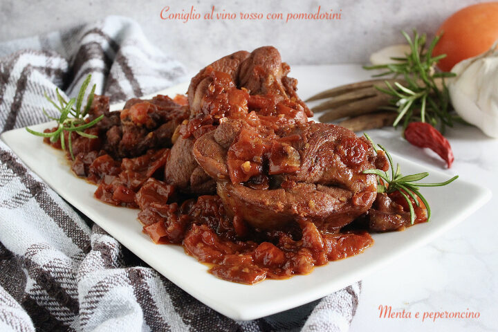 Coniglio al vino rosso con pomodorini