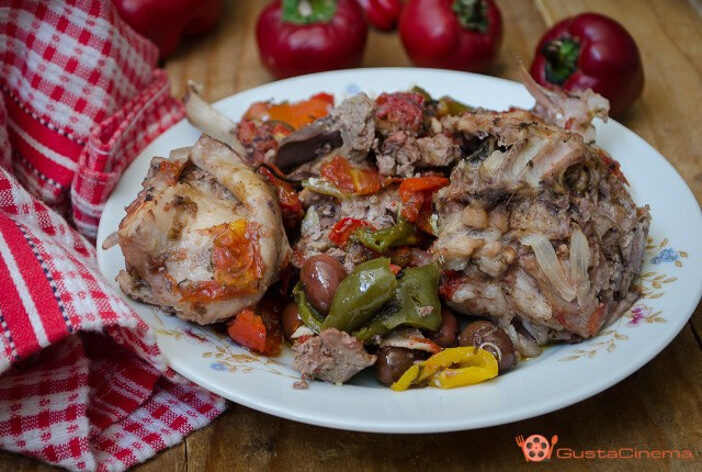 Coniglio con peperoni e olive in padella
