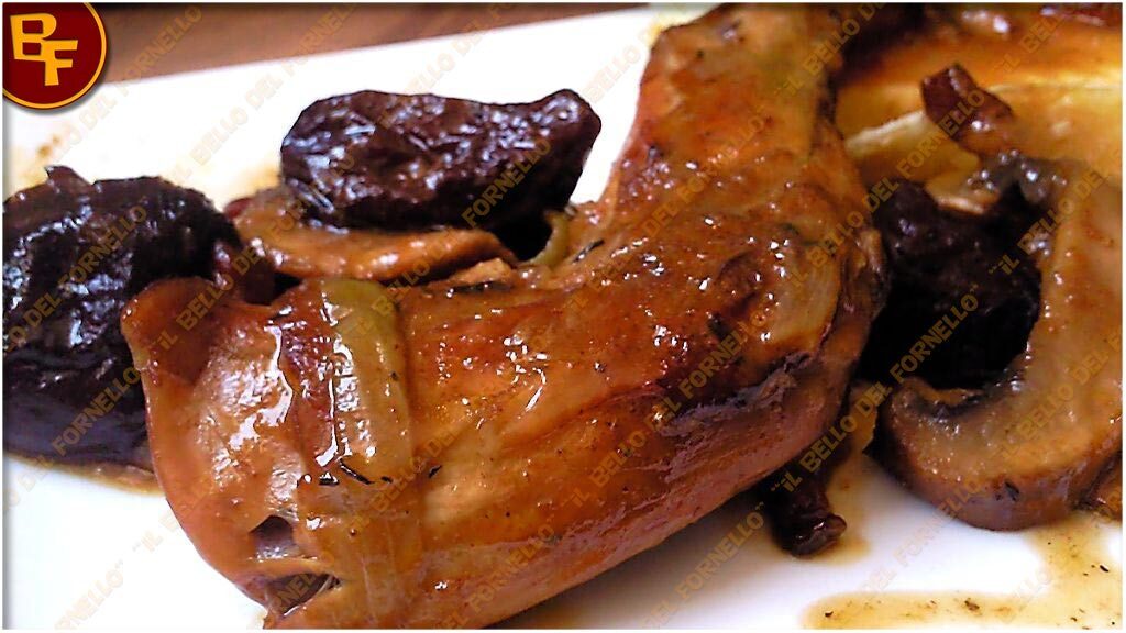 Coniglio con prugne secche e funghi