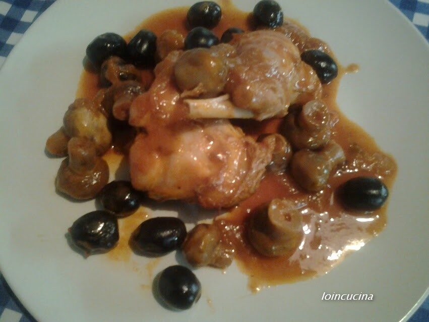 Coniglio in umido con funghi e olive nere