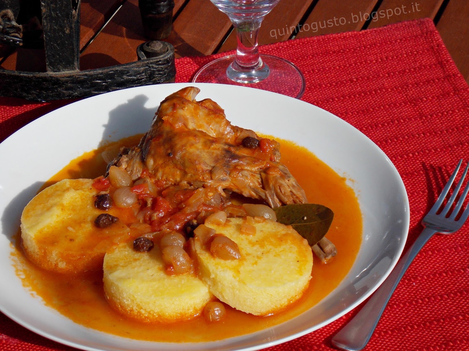Coniglio stufato alla greca