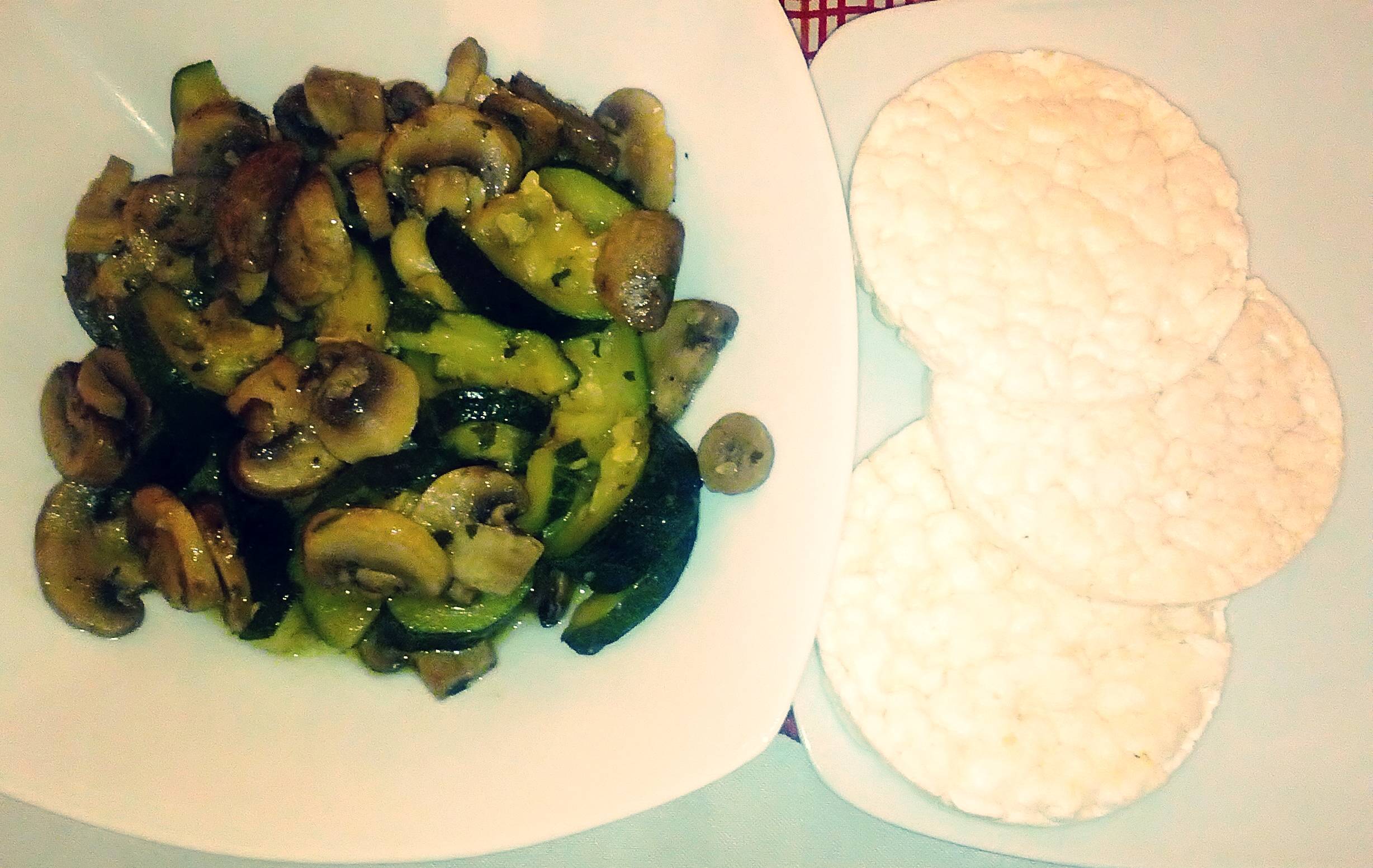 Contorno di zucchine e funghi al microonde