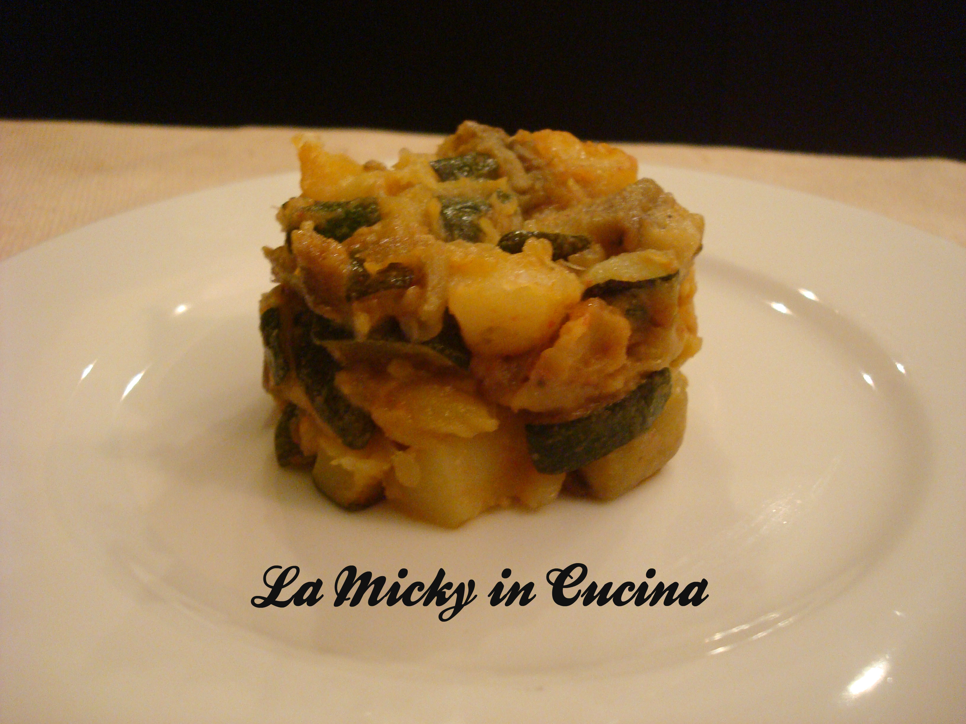 Contorno mediterraneo di patate, zucchine e melanzane