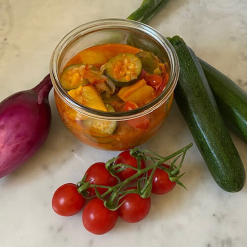 Contorno misto con cipolle di tropea, pomodorini, peperoni e zucchine col cuco