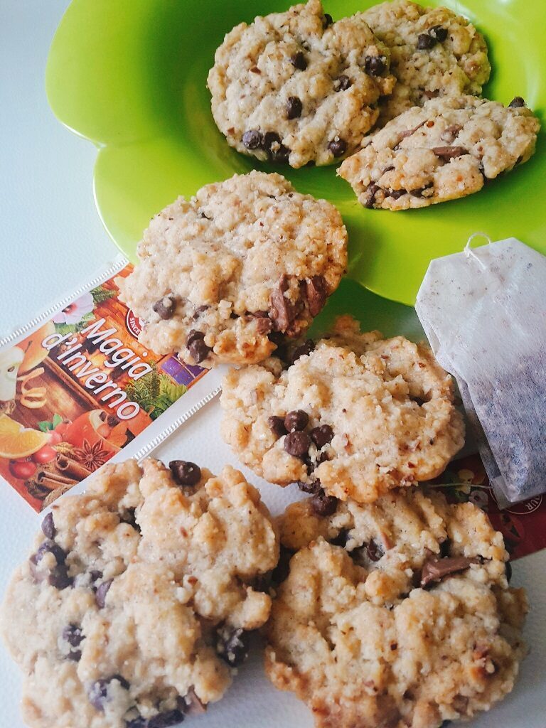 Cookies alle nocciole e gocce di cioccolato