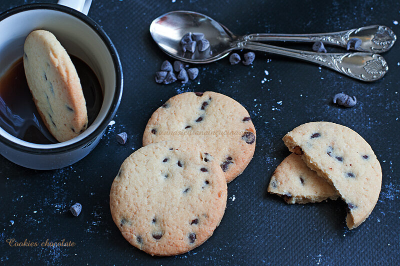 Cookies biscotti con gocce di cioccolato