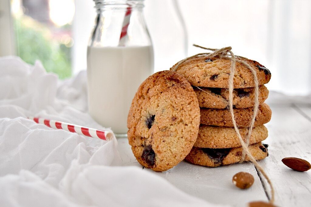 Cookies con farina di mandorle e gocce di cioccolato