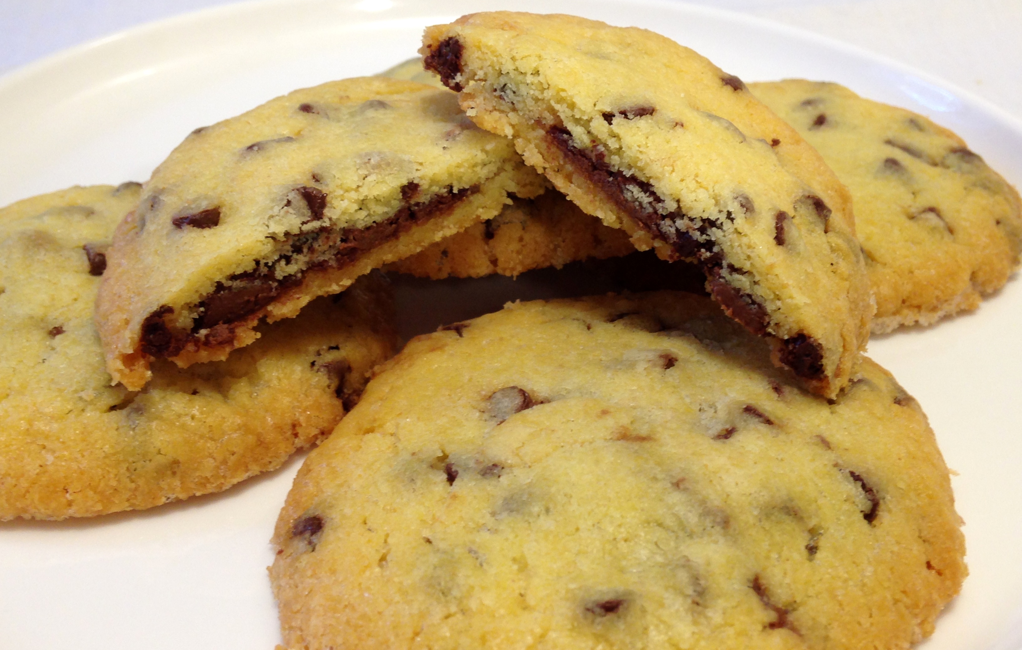 Cookies con gocce di cioccolato e cuor di Nutella