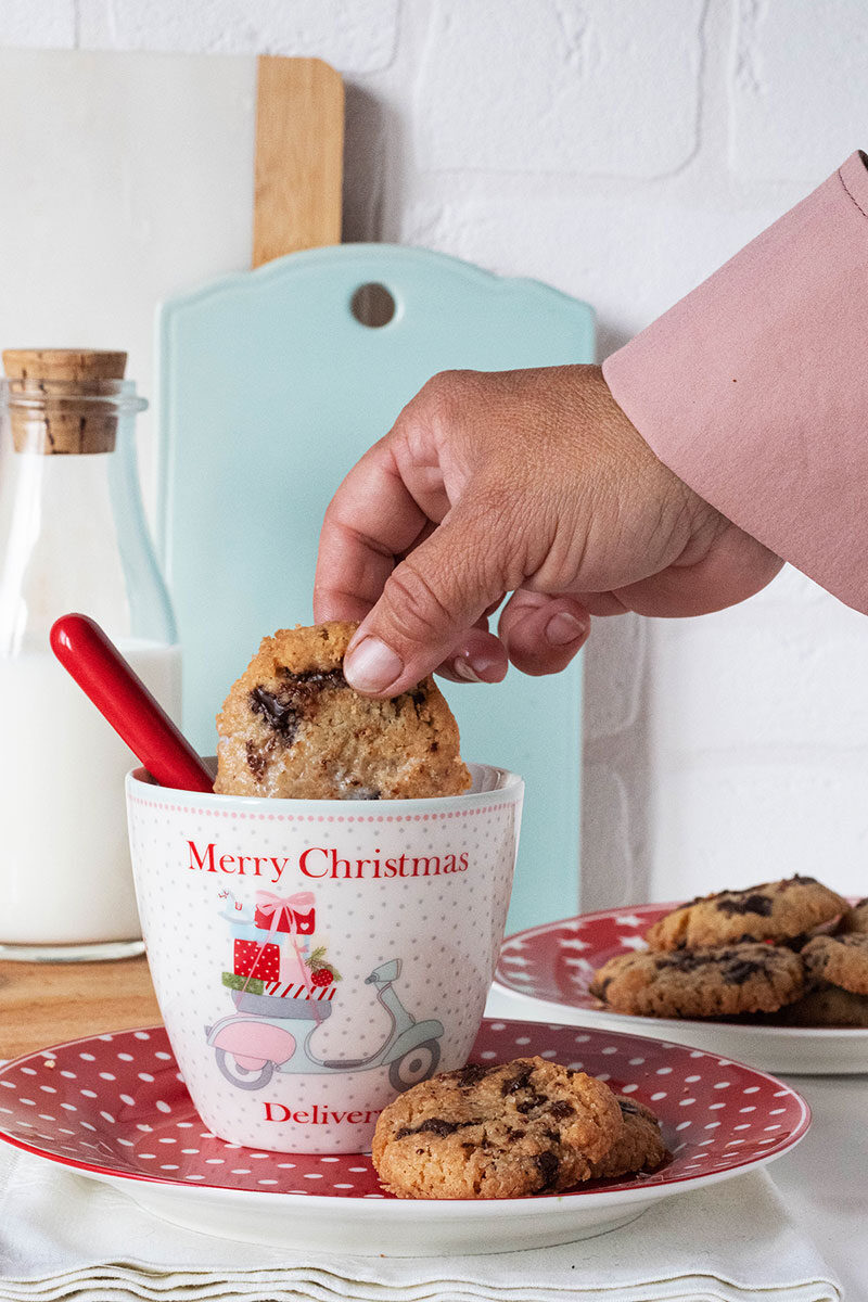 Cookies con gocce di cioccolato, uno tira l’altro…