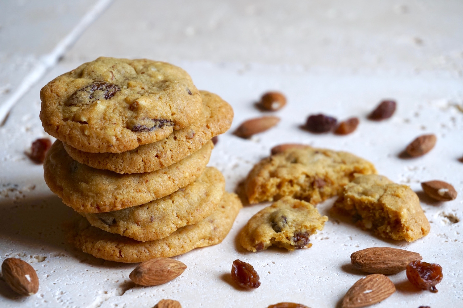 Cookies con mandorle e uvetta
